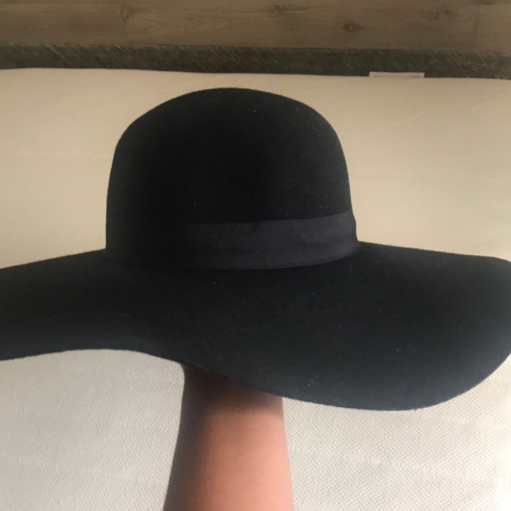 Wide rim black hat. 100% wool.
